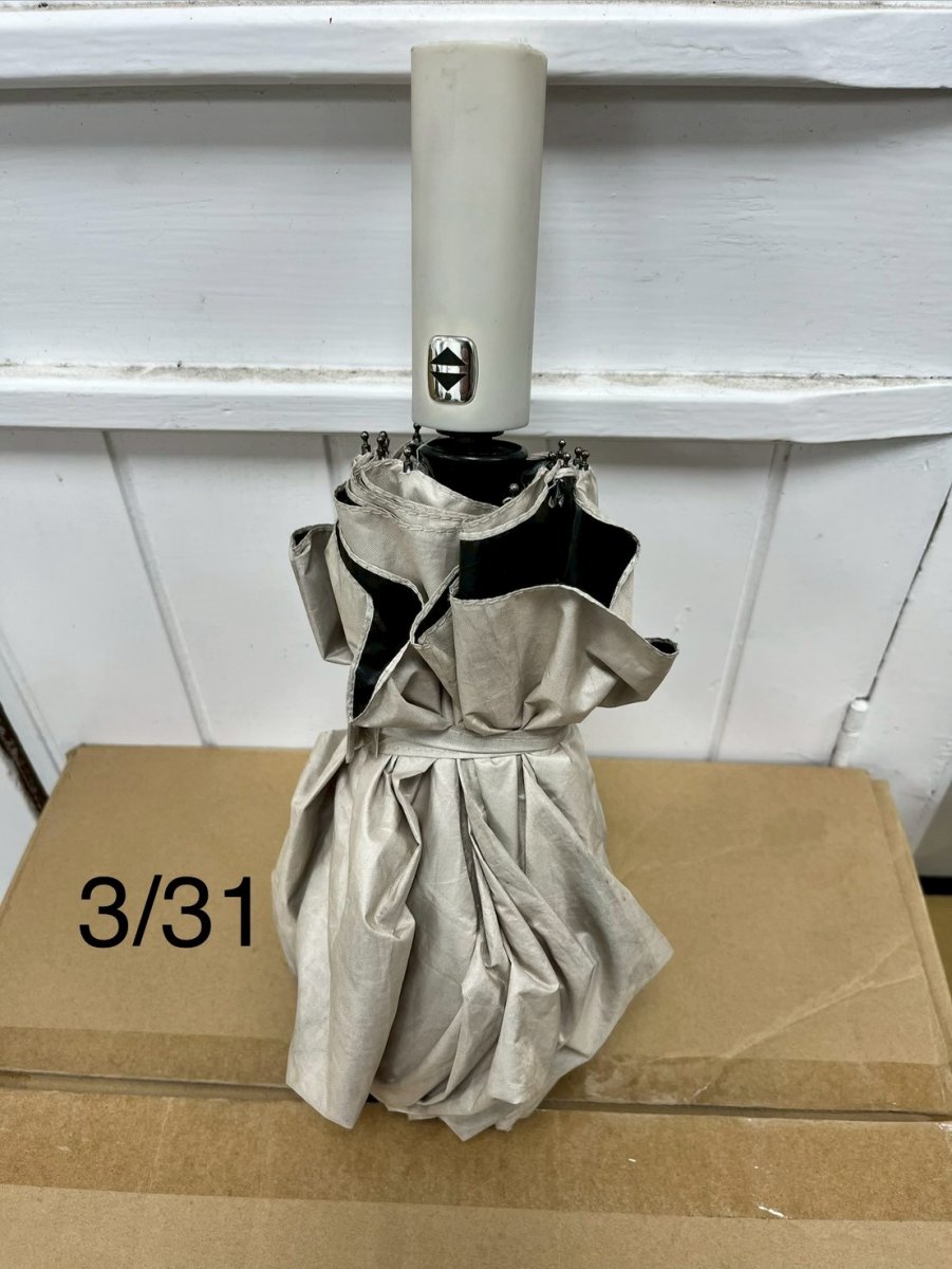 白色自動摺疊傘